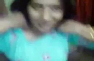 Gözlüklü bir lezbiyen izle bedava kız dev bir yapay penis emmeden önce sıcak bir twerk