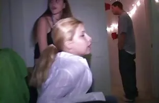 kamera çeşitli ücretsiz çin pornosu pozlar genç bir çiftin tutkulu bir sikikleri vuruyor,