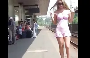 modeli bir adamın önünde kansere yakalandı ve kıçına bedava kızlık bozma indir bir dick alır,