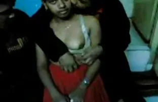 kızı almak için eve gitmeyi kabul etti ve onu orada becerdi, cep pornocu İki kız