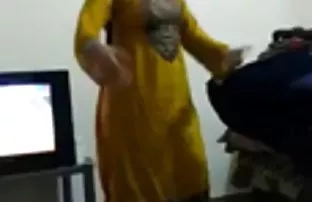 ama okul pahalı, Bu adam ona yardım edecek ama önce onu becermek zorunda lezbiyen izle bedava