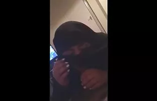 bir erkeği cinsel olarak yatakta yatmaya davet ediyor, bedava seks sitesi Adamın dick bir