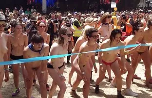 seks getiriyorlar, Tabii ki bu her şey vahşi bir seks partisine sex video izle bedava dönüşüyor,