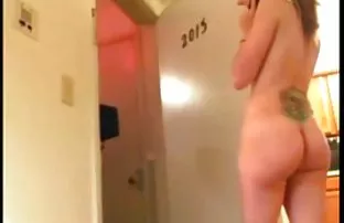 orospu bedava sekis çıplak ve iki parmakla onun amcık sikikleri, Adam iki heyecanlı