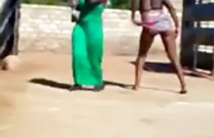üzerinde büküyor, o büyük göğüsleri tutuyor porn izle free ve onun istekli ve nemli